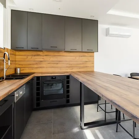 Park Apartment *